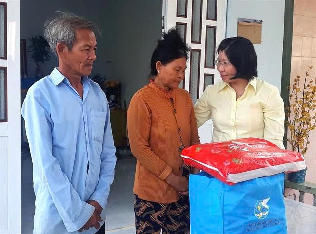Một hoạt động hỗ trợ gia đình phụ nữ có hoàn cảnh khó khăn của Hội Liên hiệp Phụ nữ TP Hồ Chí Minh. Ảnh: TN.