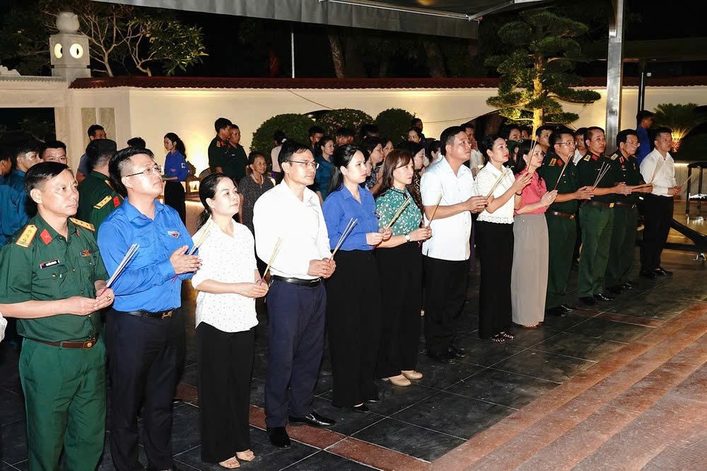 Đại biểu dâng hương tưởng nhớ các anh hùng liệt sĩ. Ảnh: TĐ.