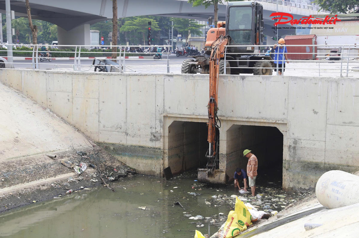 Công nhân khẩn trương dọn dẹp rác thải, vệ sinh công trường trước khi hoàn thiện các hạng mục cuối cùng.