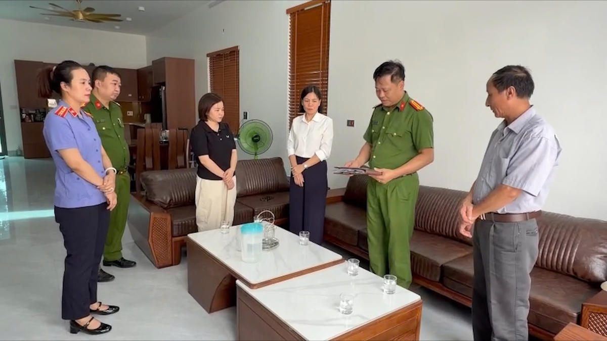 Cơ quan CSĐT công bố quyết định khởi tố vụ án hình sự, khởi tố bị can đối với Chu Thị Khánh Linh (áo đen, đứng giữa). Ảnh: Công an tỉnh Phú Thọ.