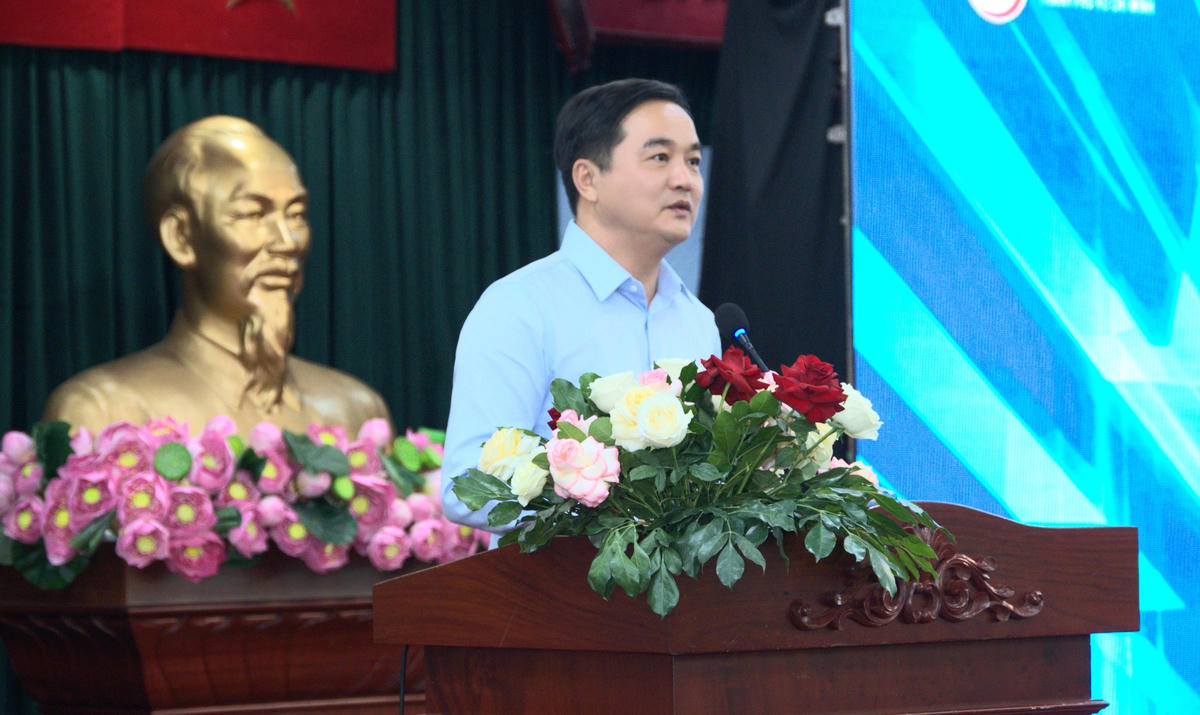 Ông Bùi Tá Hoàng Vũ - Giám đốc Sở Công thương TPHCM thông tin về thị trường thương mại điện tử. Ảnh: X.T
