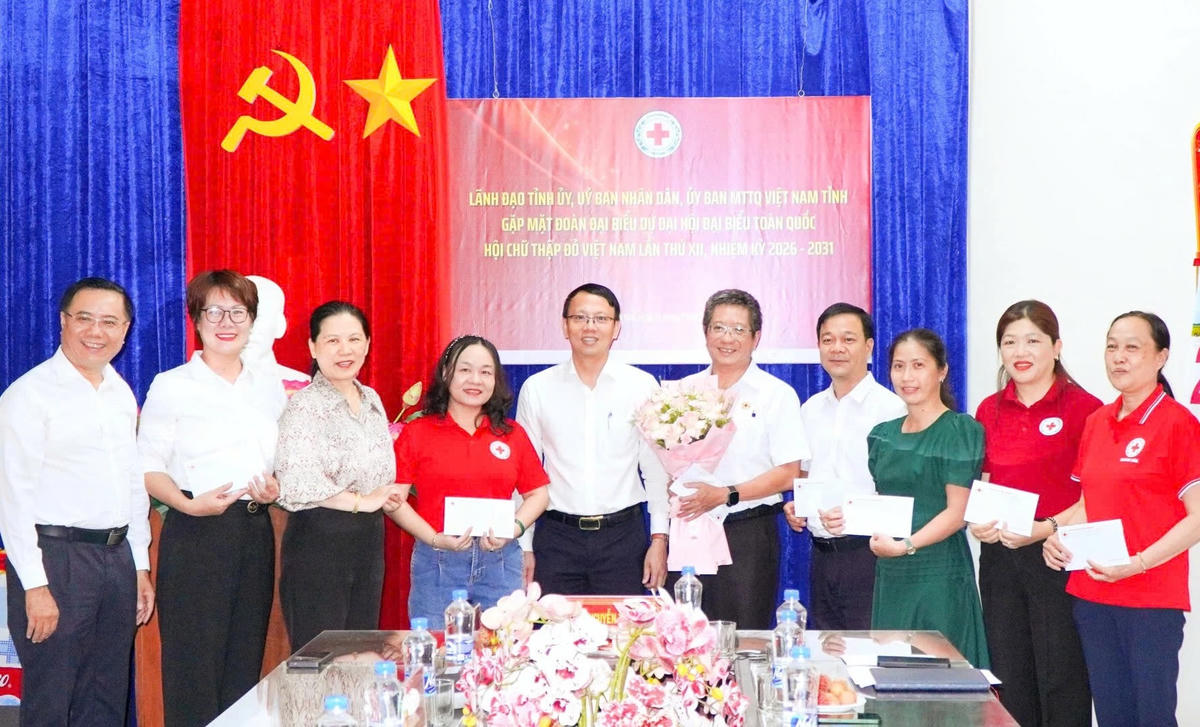 Ông Nguyễn Thanh Hà, Phó Chủ tịch UBND tỉnh Khánh Hòa tặng hoa và quà cho các thành viên Đoàn.