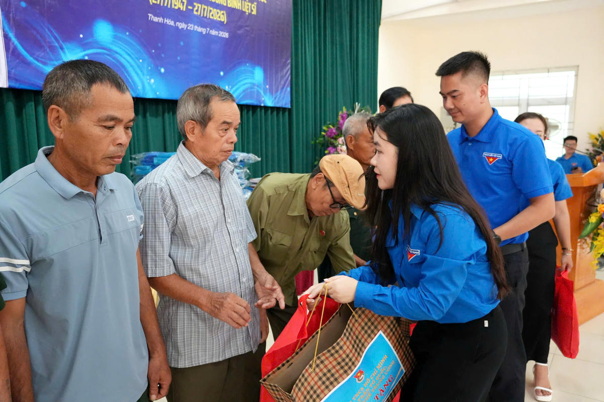 Các đại biểu trao quà cho các hộ gia đình.