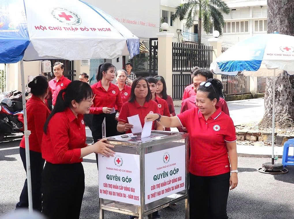 Một hoạt động tiếp nhận ủng hộ đồng bào bị thiên tại của Hội CTĐ TP Hồ Chí Minh. Ảnh: TN.