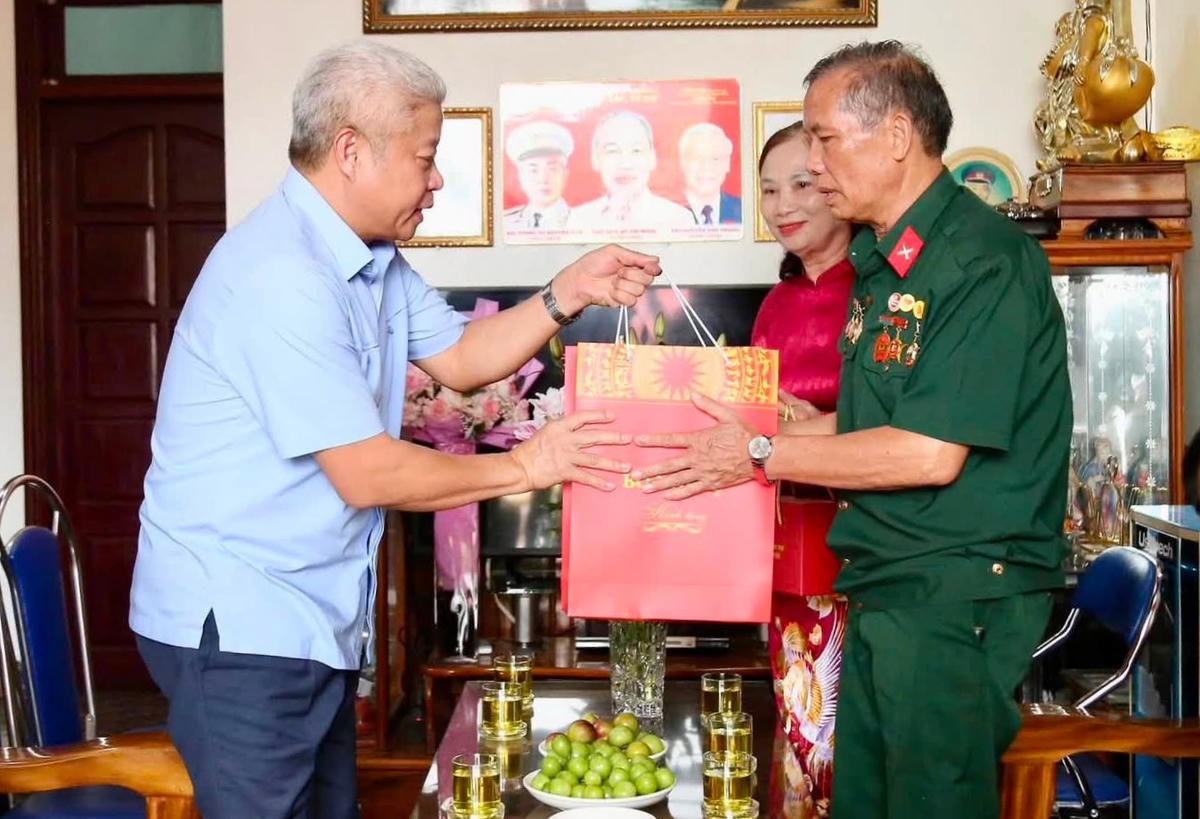 Thứ trưởng Bộ Nội vụ Nguyễn Mạnh Khương tặng quà thương binh Đinh Thanh Biển (phường Hạ Long).