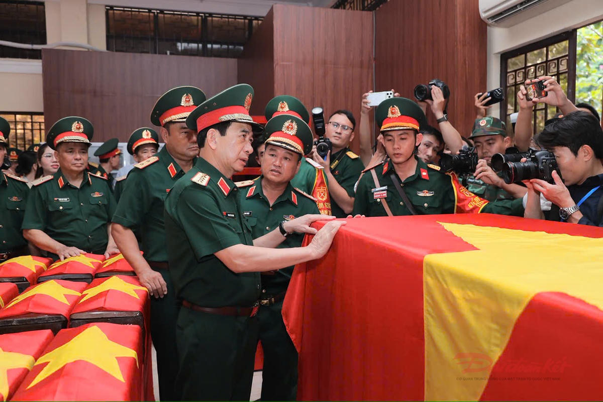 Đại tướng Phan Văn Giang thăm, động viên lực lượng tìm kiếm hài cốt liệt sĩ tại công viên Lê Thị Riêng