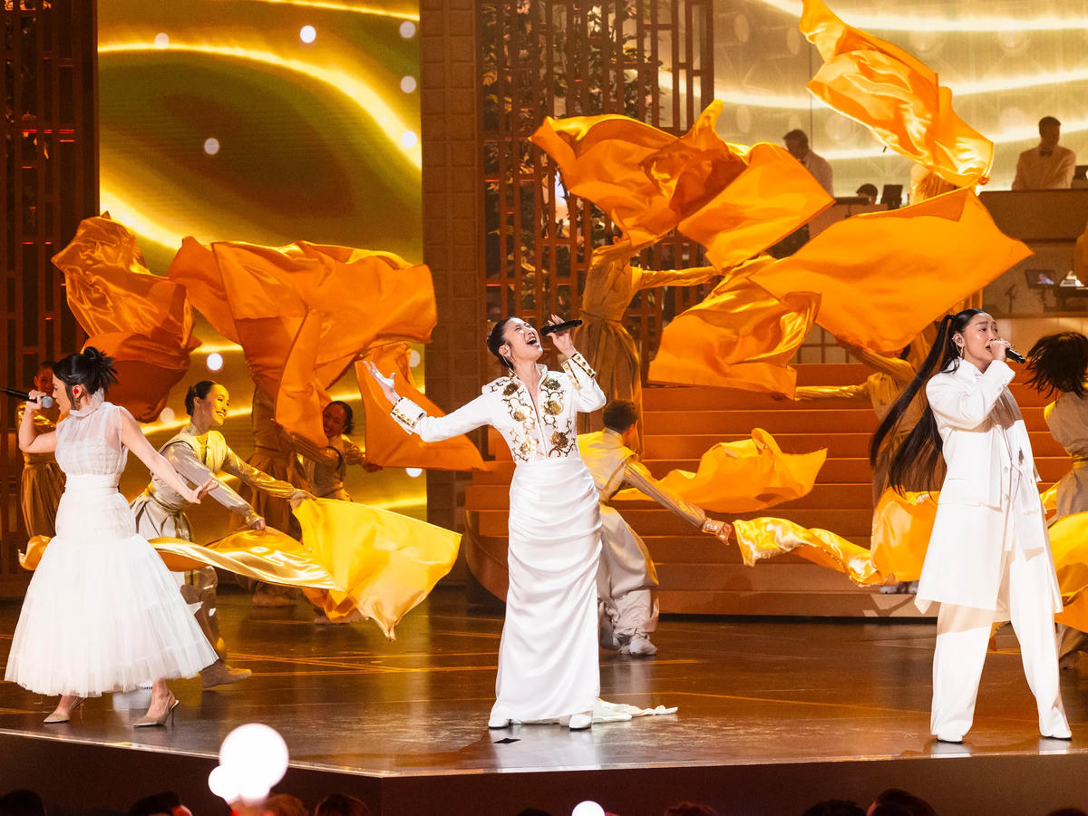 Ca khúc “Golden” được trình diễn trên sân khấu trao giải Oscar.