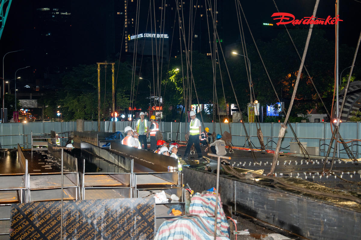 Toàn cảnh công trường thi công kết cấu ngầm đầu tiên của tuyến metro số 5 Văn Cao - Hòa Lạc