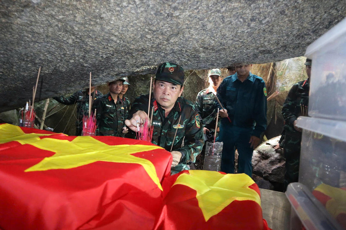 Lãnh đạo Bộ Chỉ huy quân sự TP Đà Nẵng dâng hương các hài cốt liệt sĩ vừa tìm thấy. Ảnh: ĐC.