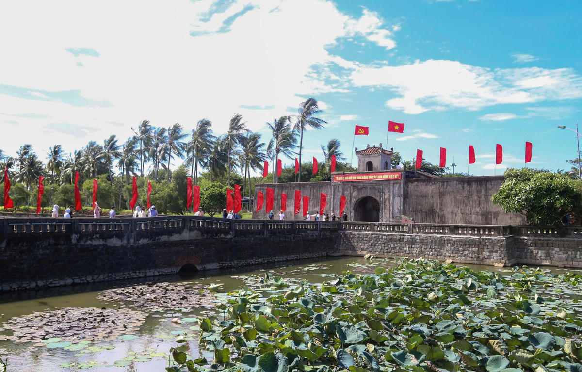 Thành cổ Quảng Trị trong những ngày tháng Bảy tri ân. Ảnh: Đỗ Văn.