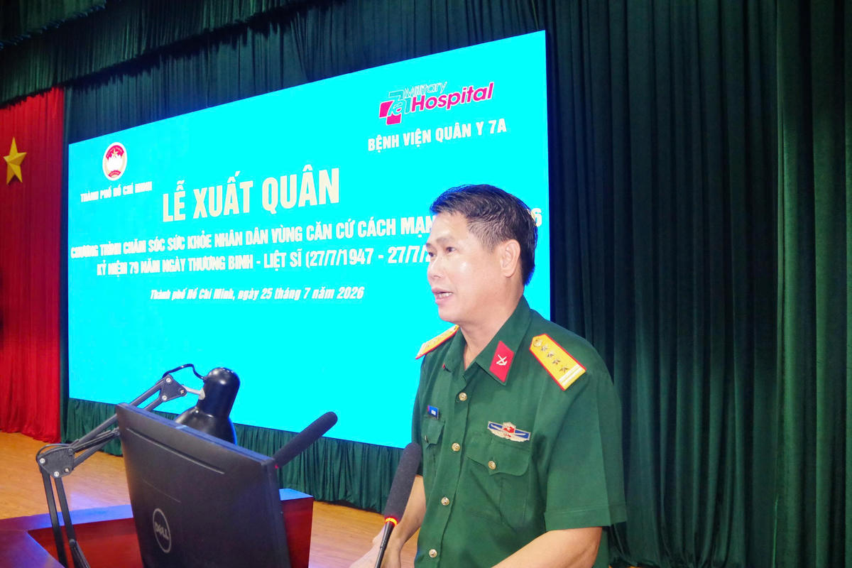 Đại tá Tô Văn Vịnh - Bí thư Đảng uỷ Bệnh viện Quân y 7A chia sẻ tại buổi lễ. Ảnh: Q.Đ.