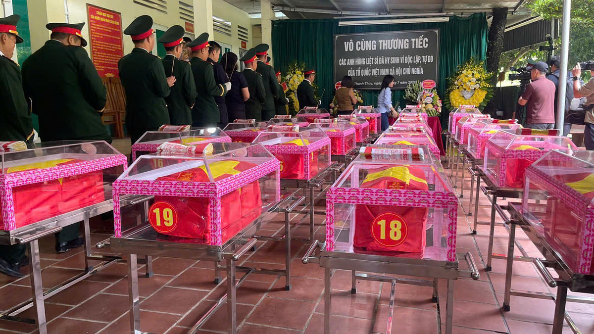 Lễ di quan các Anh hùng liệt sĩ được tổ chức trang nghiêm tại Nhà quản hài cốt liệt sĩ của Đội tìm kiếm, quy tập hài cốt liệt sĩ Bộ Chỉ huy Quân sự tỉnh Tuyên Quang trước khi đưa các Anh hùng liệt sĩ về an táng tại Nghĩa trang Liệt sĩ quốc gia Vị Xuyên.