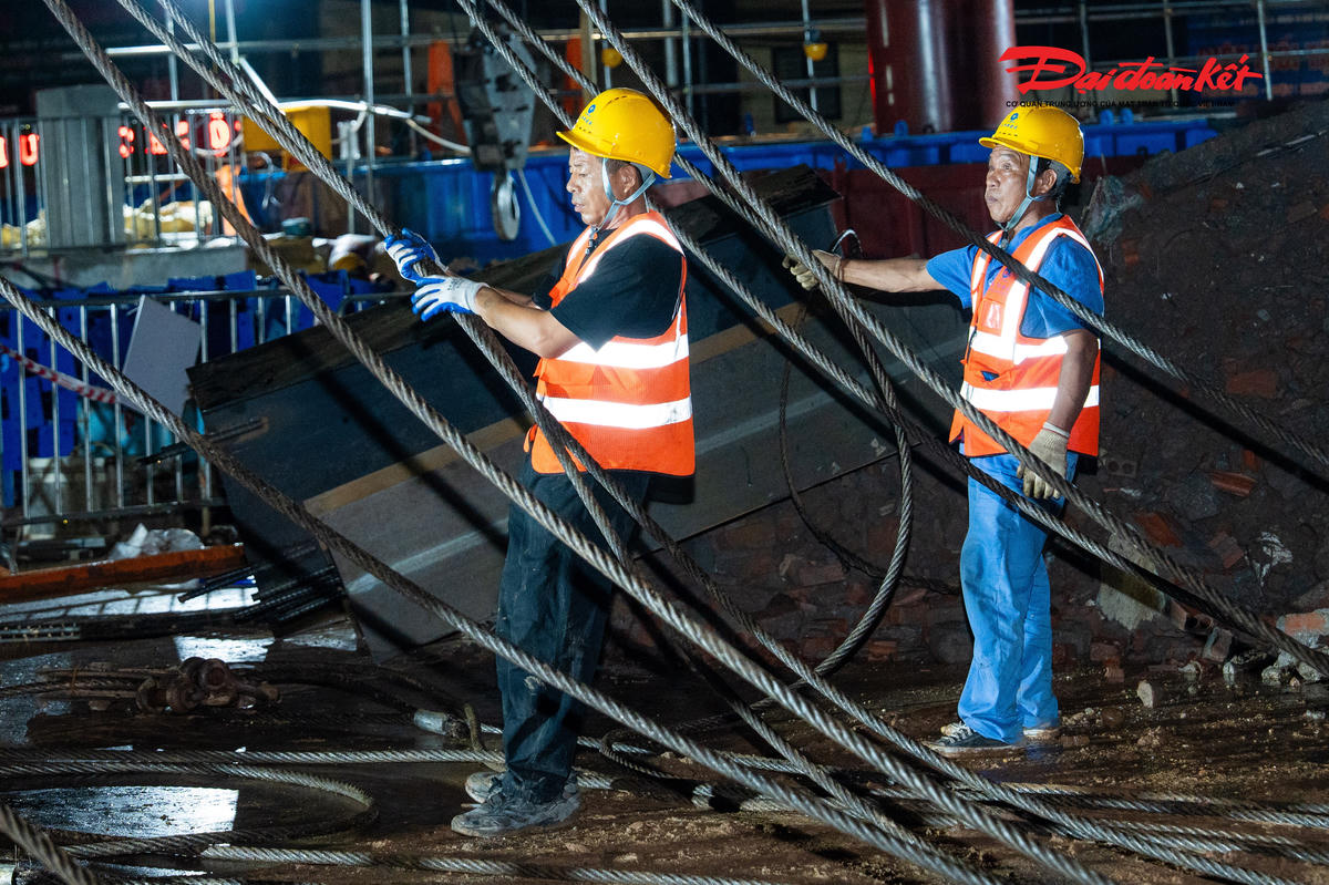 Toàn cảnh công trường thi công kết cấu ngầm đầu tiên của tuyến metro số 5 Văn Cao - Hòa Lạc