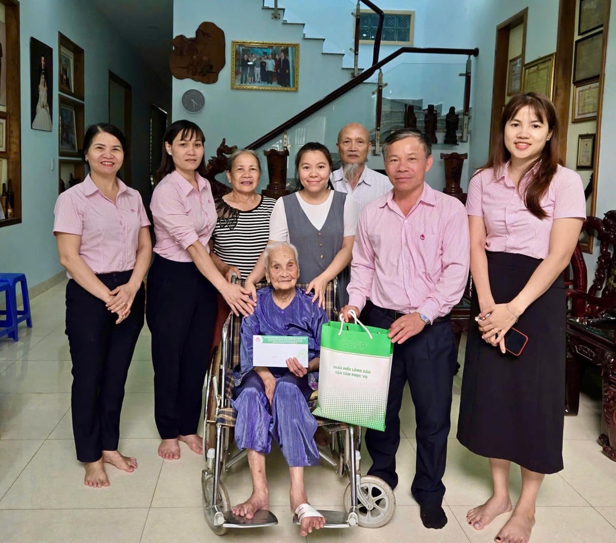 Phó Giám đốc chi nhánh NHCSXH tỉnh thăm Mẹ việt nam anh hùng Nguyễn Thị Nữa 99 tuổi tại TDP 12 Tân Lợi, phường Buôn Ma Thuột.
