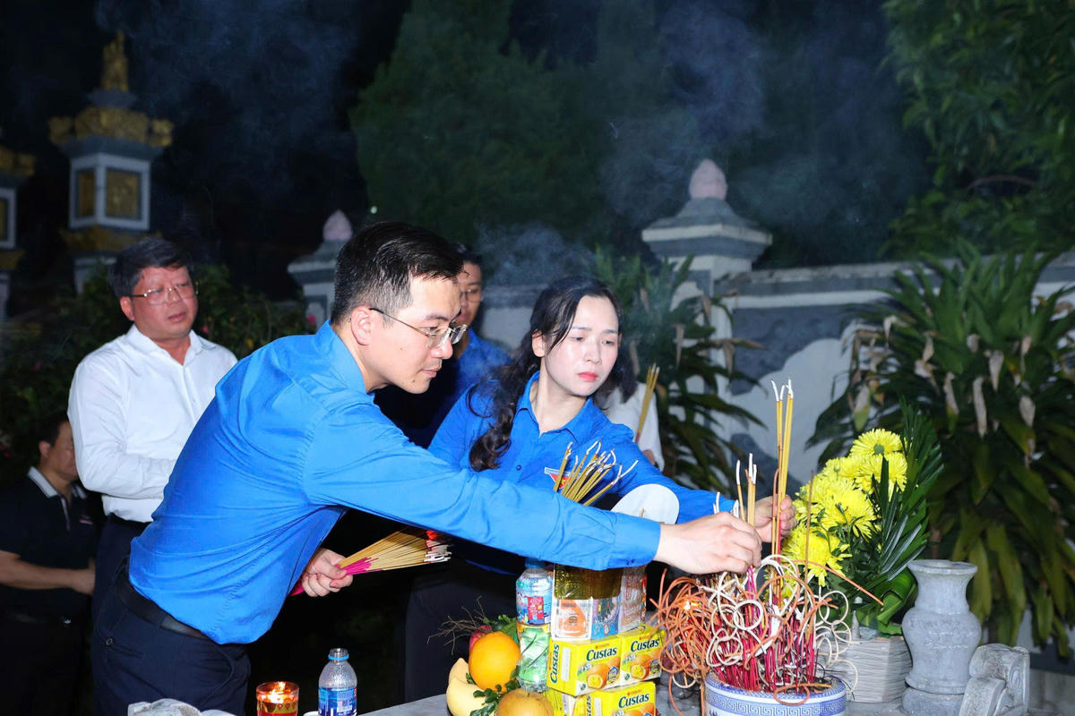 Bí thư Đoàn Thanh niên MTTQ, các đoàn thể Trung ương Nguyễn Nhất Linh và các đại biểu dâng hương tại Nghĩa trang liệt sĩ tỉnh Tuyên Quang.