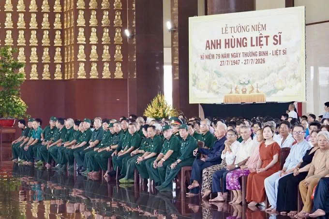 Các đại biểu dự Lễ tưởng niệm Anh hùng Liệt sĩ. Ảnh: HH.