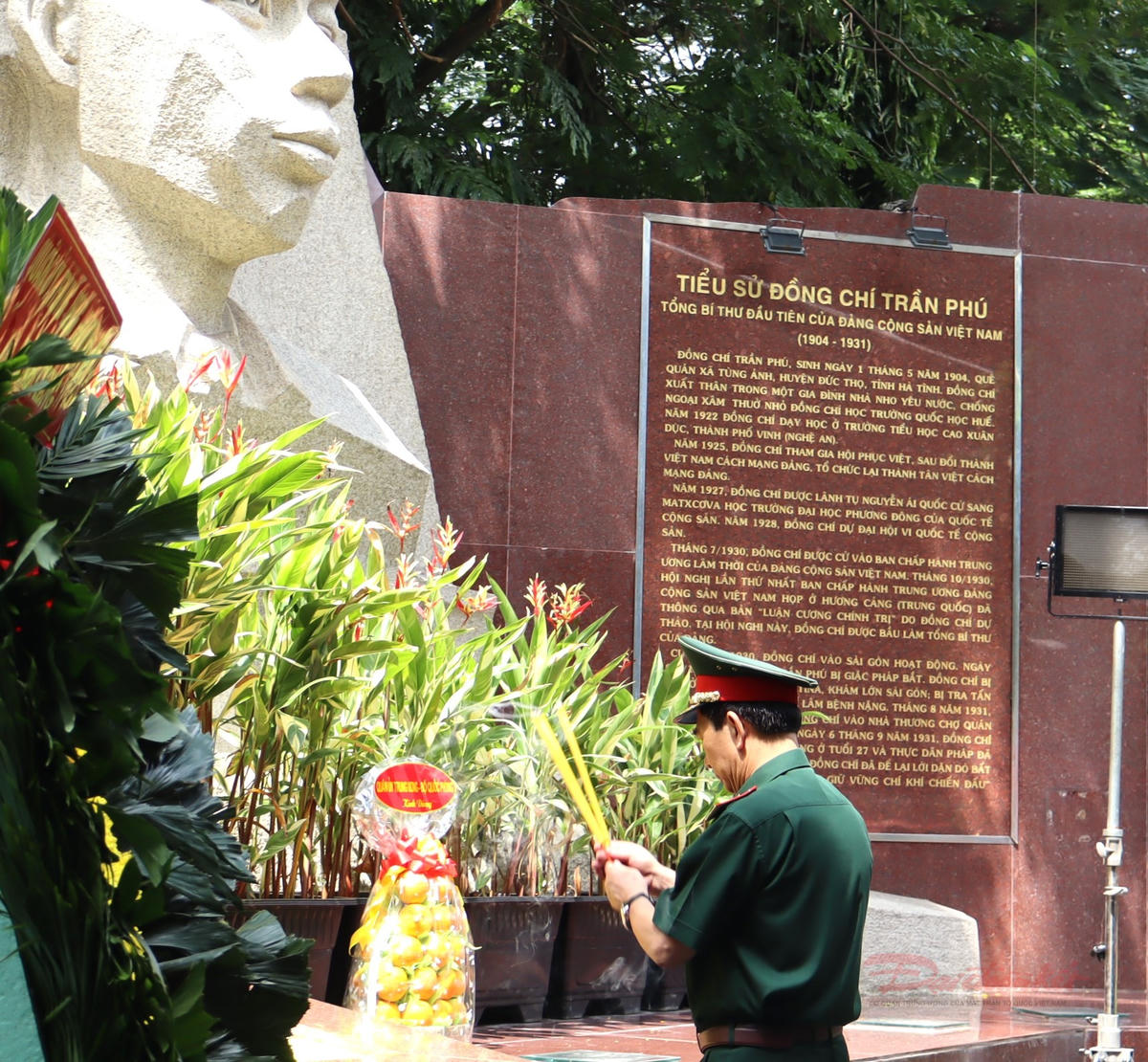 Đại tướng Phan Văn Giang thăm, động viên lực lượng tìm kiếm hài cốt liệt sĩ tại công viên Lê Thị Riêng