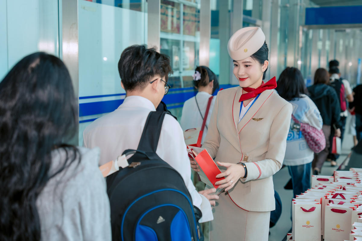 Sun PhuQuoc Airways chào đón những hành khách trong ngày đầu khai trương. 