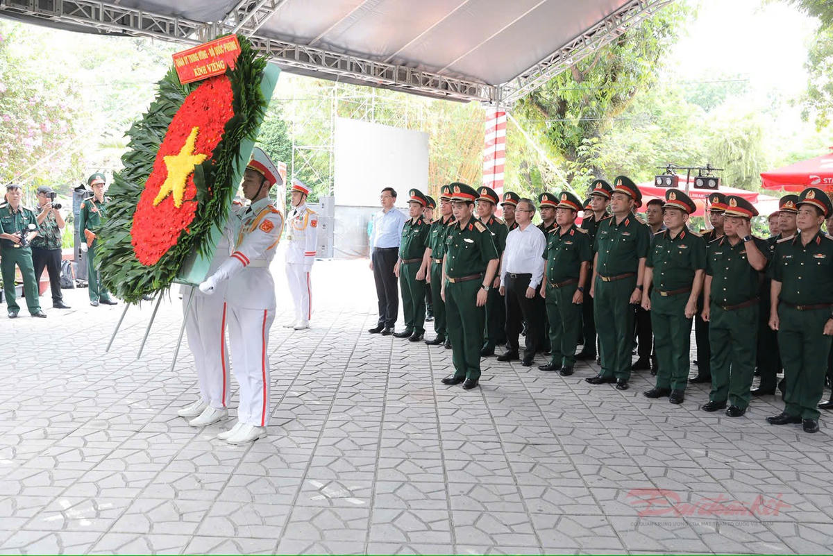 Đại tướng Phan Văn Giang thăm, động viên lực lượng tìm kiếm hài cốt liệt sĩ tại công viên Lê Thị Riêng