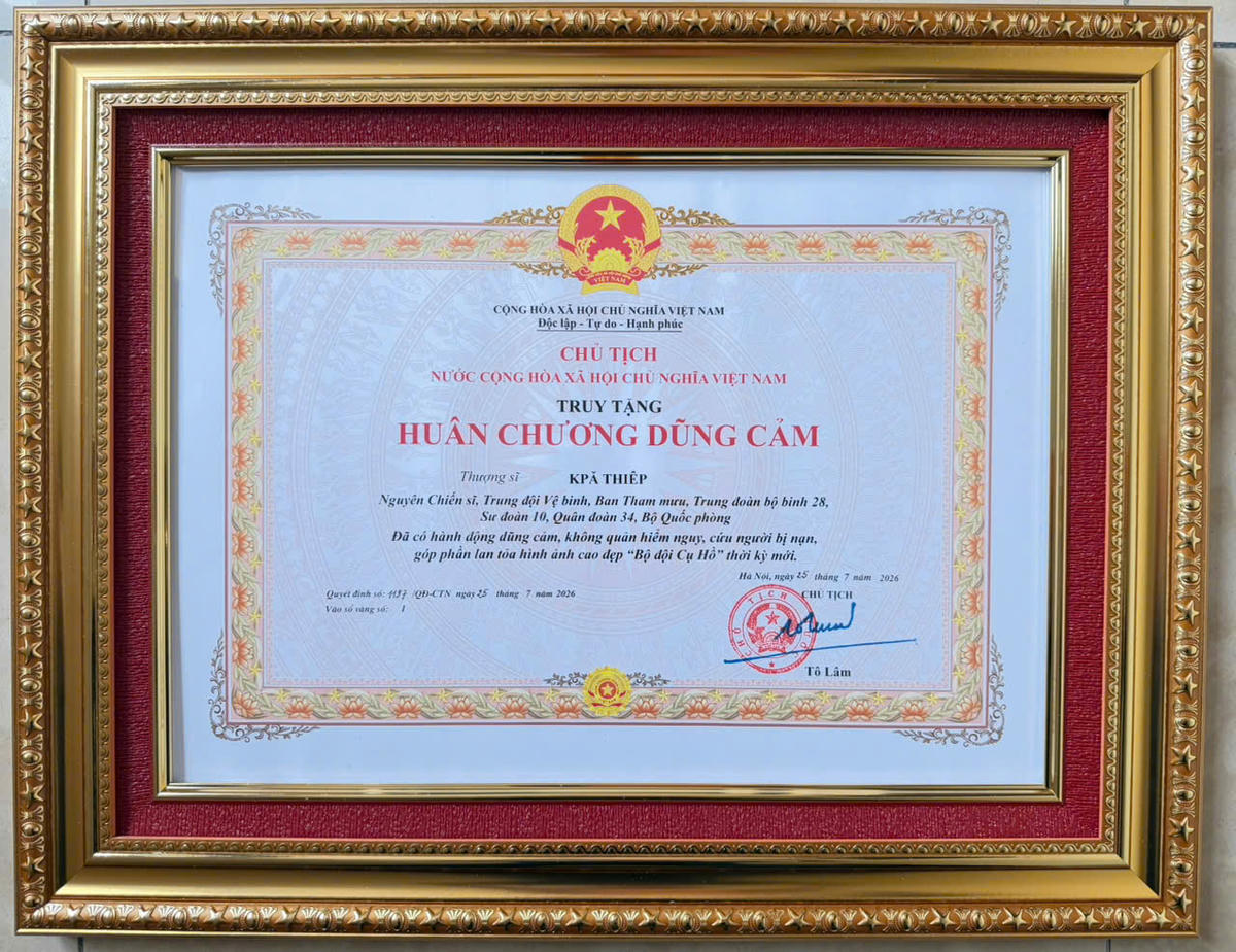 Quyết định truy tặng Huân chương Dũng cảm cho Thượng sĩ Kpă Thiêp. Ảnh: Sư đoàn 10. 