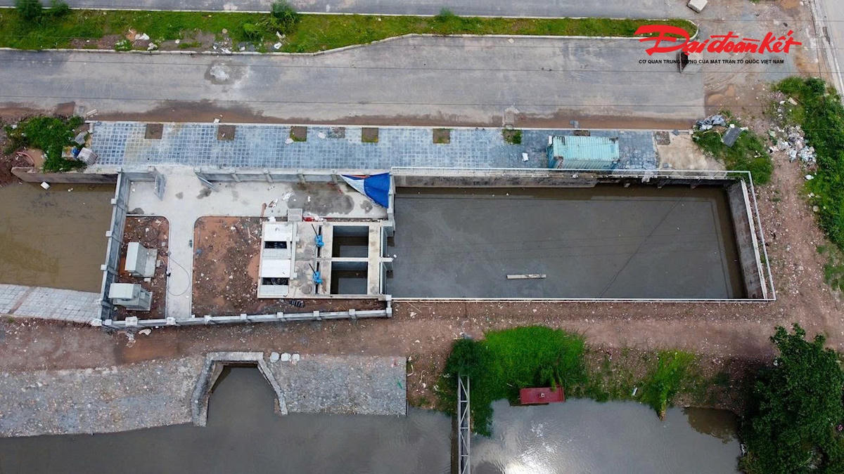 Tại khu vực bể chứa, các tổ máy bơm công suất lớn đã được lắp đặt, sẵn sàng vận hành để bơm nước qua ba cửa xả trực tiếp ra sông Nhuệ. Song song với đó, tuyến kênh dẫn nước kết nối các trạm bơm cũng được nạo vét, mở rộng và gia cố nhằm tăng khả năng tiếp nhận và dẫn truyền lưu lượng nước lớn trong điều kiện mưa bão.