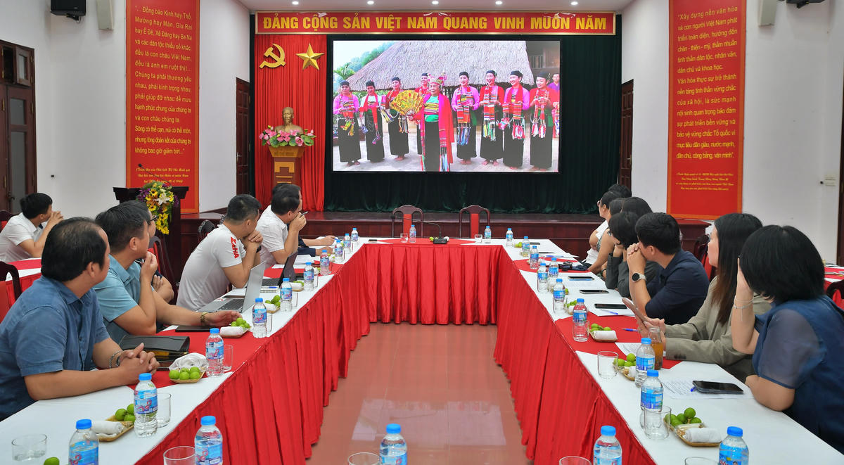 Các đơn vị xem phim tư liệu về tiềm năng của Làng Văn hóa - Du lịch các dân tộc Việt Nam.