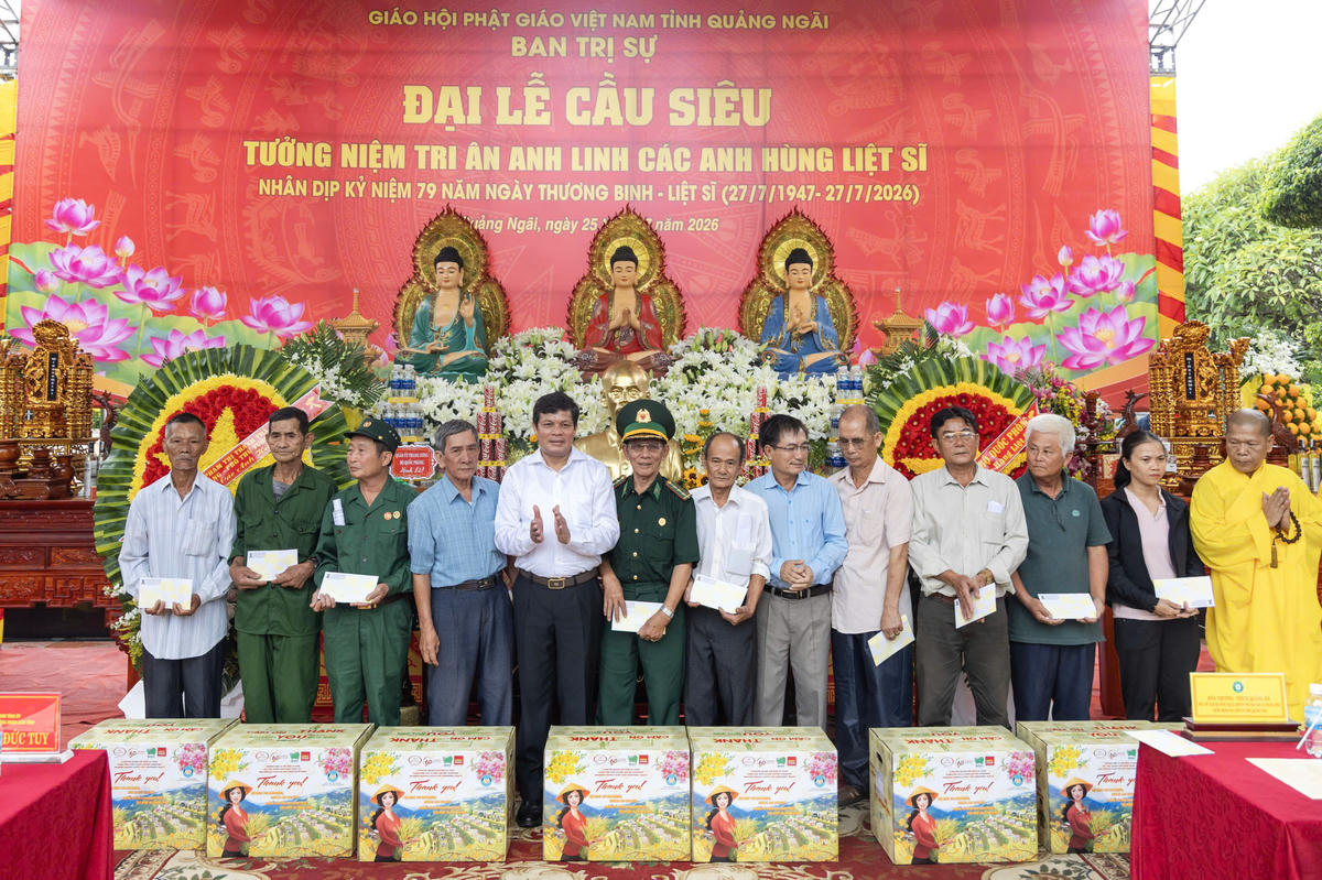 Phó Bí thư Tỉnh ủy, Chủ tịch HĐND tỉnh Quảng Ngãi Nguyễn Đức Tuy tặng quà người có công, thân nhân liệt sĩ. Ảnh: CĐ.