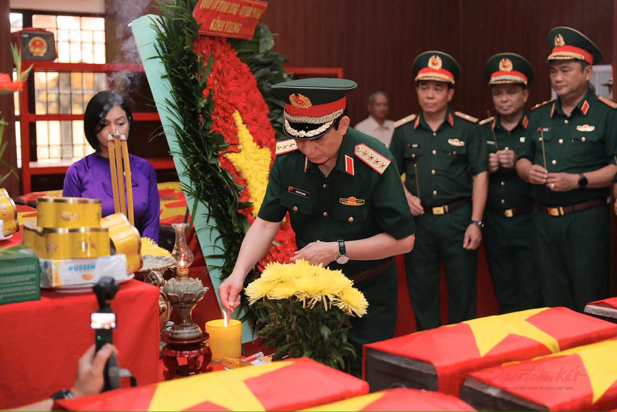 Đại tướng Phan Văn Giang thăm, động viên lực lượng tìm kiếm hài cốt liệt sĩ tại công viên Lê Thị Riêng