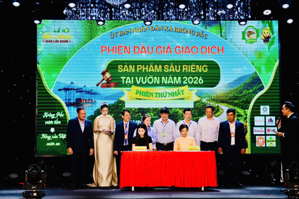 Đại diện đơn vị trúng đấu giá và hợp tác xã ký biên bản trúng đấu giá và hợp đồng giao dịch - Ảnh: MP.