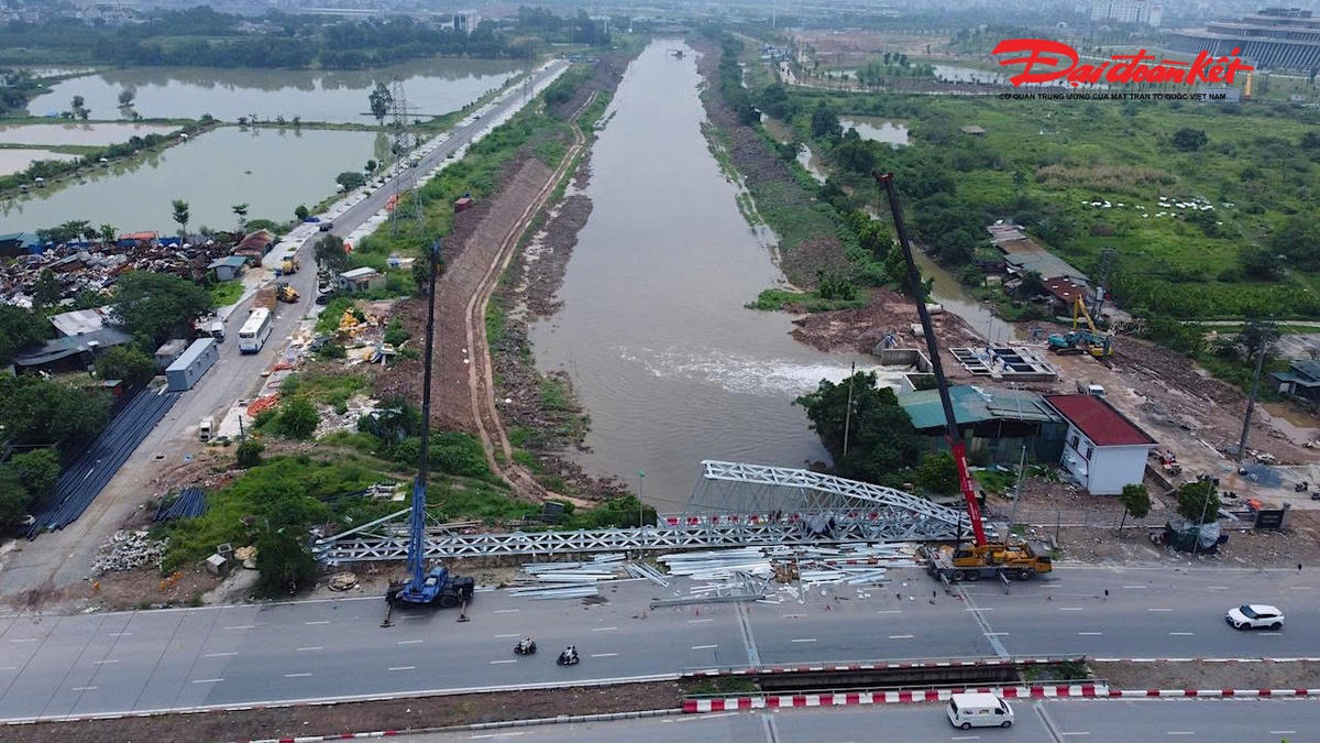 Là một trong 12 dự án cấp bách của TP Hà Nội, công trình nâng công suất hệ thống trạm bơm dọc Đại lộ Thăng Long hiện đã cơ bản hoàn thành các hạng mục chính. Các đơn vị thi công đang tập trung hoàn thiện hạ tầng phụ trợ, cảnh quan và khớp nối đồng bộ toàn bộ hệ thống trước khi đưa vào vận hành.