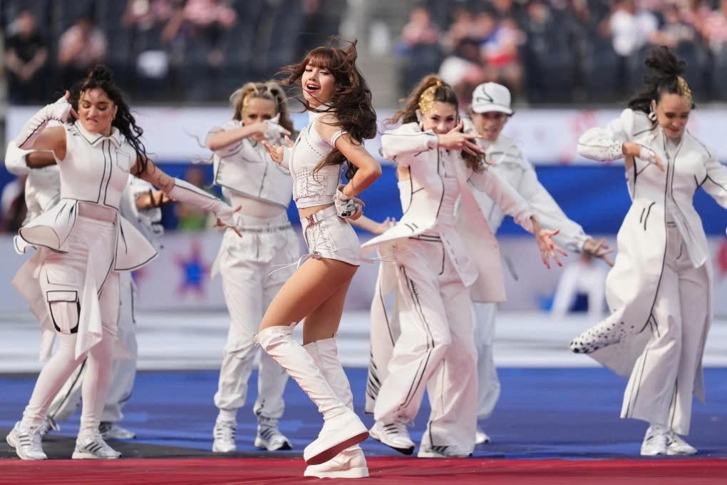 Lisa (Blackpink) trình diễn tại lễ khai mạc World Cup 2026.