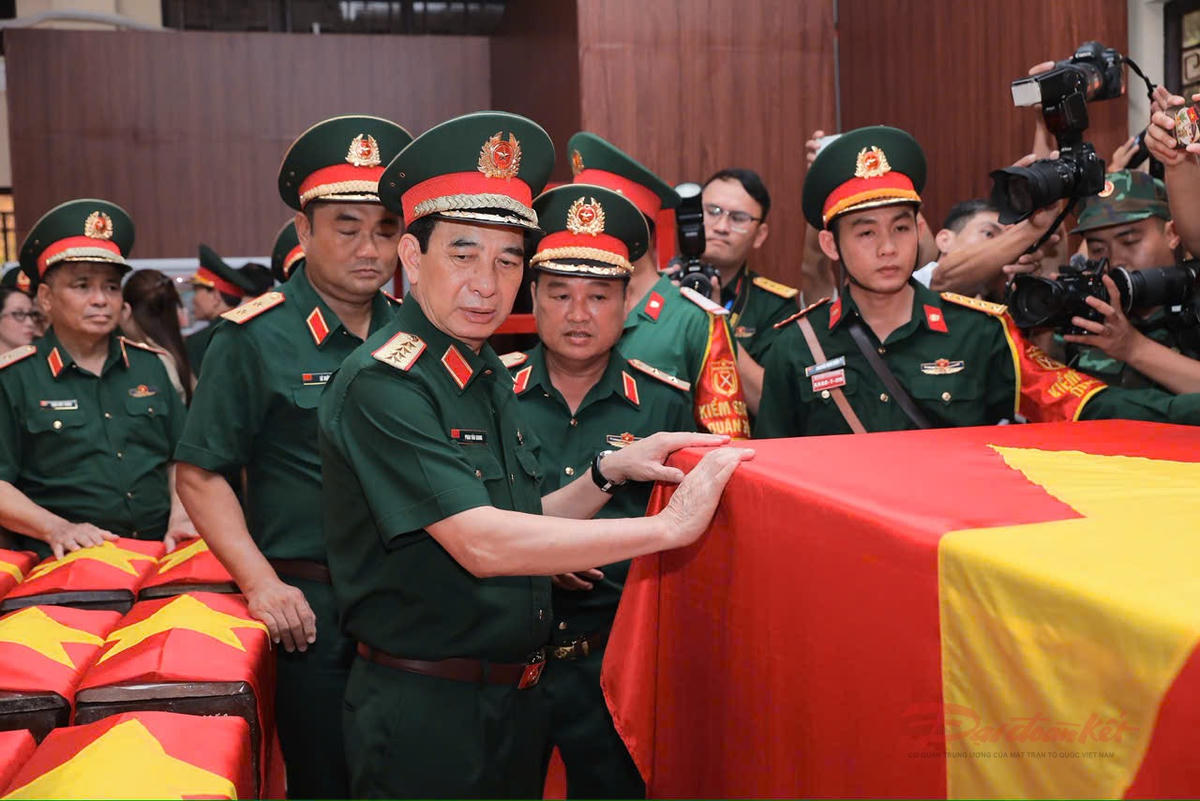 Đại tướng Phan Văn Giang thăm, động viên lực lượng tìm kiếm hài cốt liệt sĩ tại công viên Lê Thị Riêng