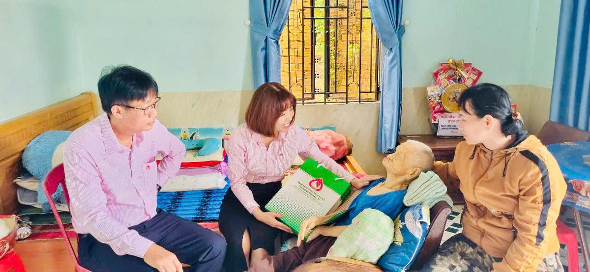 Phó Giám đốc chi nhánh NHCSXH tỉnh thăm Mẹ Việt Nam anh hùng Lê Thị Ba, xã Krông Ana.