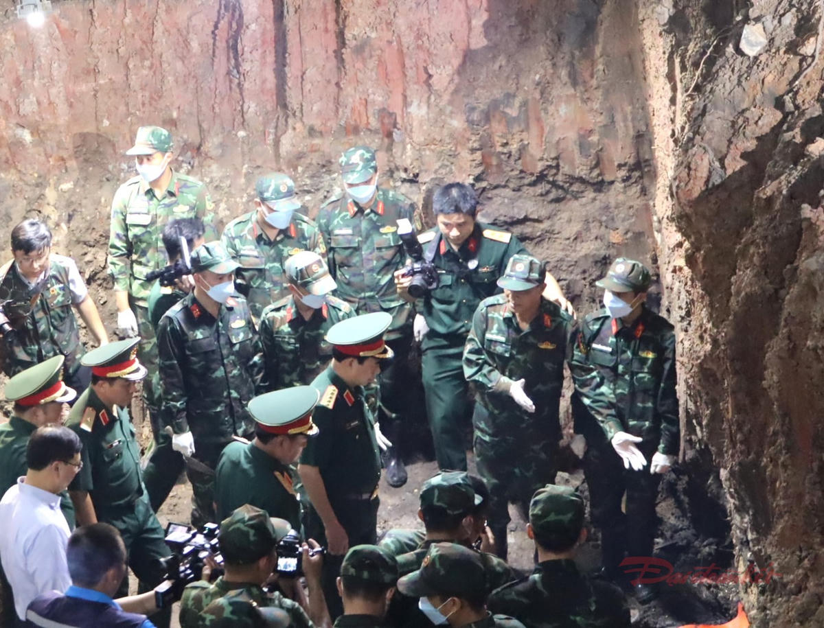 Đại tướng Phan Văn Giang thăm, động viên lực lượng tìm kiếm hài cốt liệt sĩ tại công viên Lê Thị Riêng