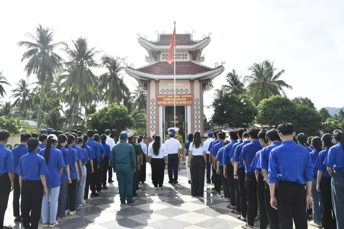 Đoàn công tác Bộ Tư lệnh Vùng Cảnh sát biển 2, chính quyền địa phương cùng đông đảo đoàn viên, thanh niên tưởng niệm các anh hùng liệt sĩ tại phường Hoài Nhơn Nam. Ảnh: CS.