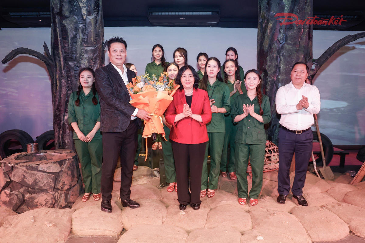 Chủ tịch UBTƯ MTTQ Việt Nam Bùi Thị Minh Hoài tặng hoa đạo diễn, diễn viên của Chương trình “Huyền thoại tuổi thanh xuân”. Ảnh: Quang Vinh.