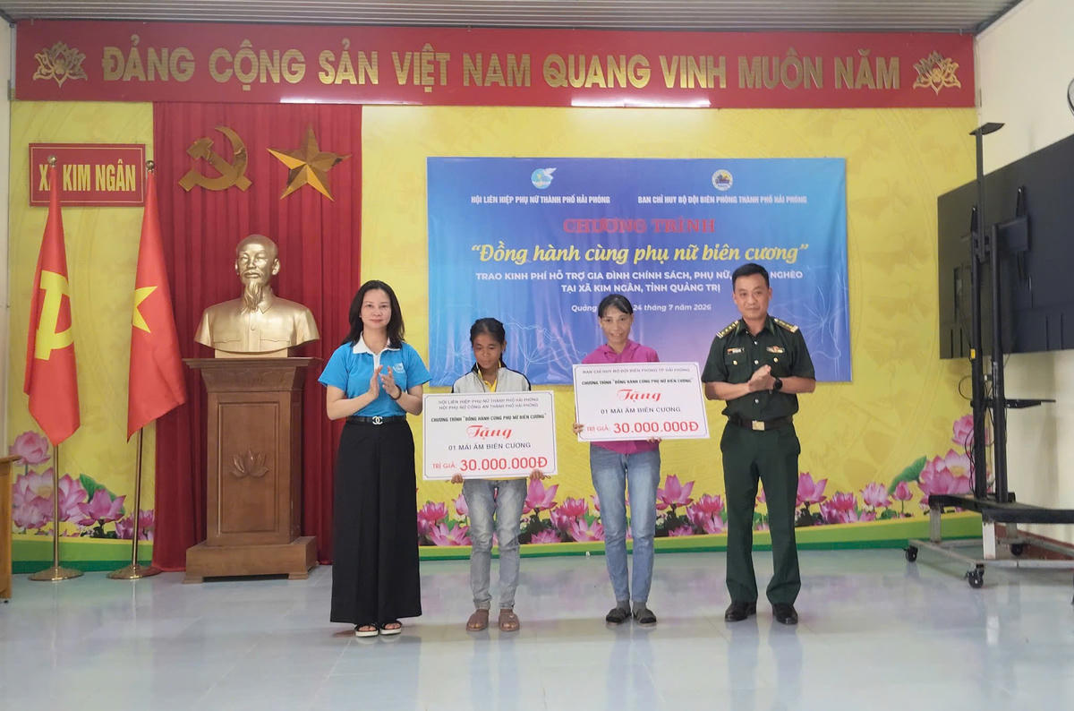 Lãnh đạo Ban Chỉ huy Bộ đội Biên phòng và Hội Liên hiệp Phụ nữ TP Hải Phòng trao tặng nhà "Mái ấm biên cương" trong chương trình. Ảnh: PN. 