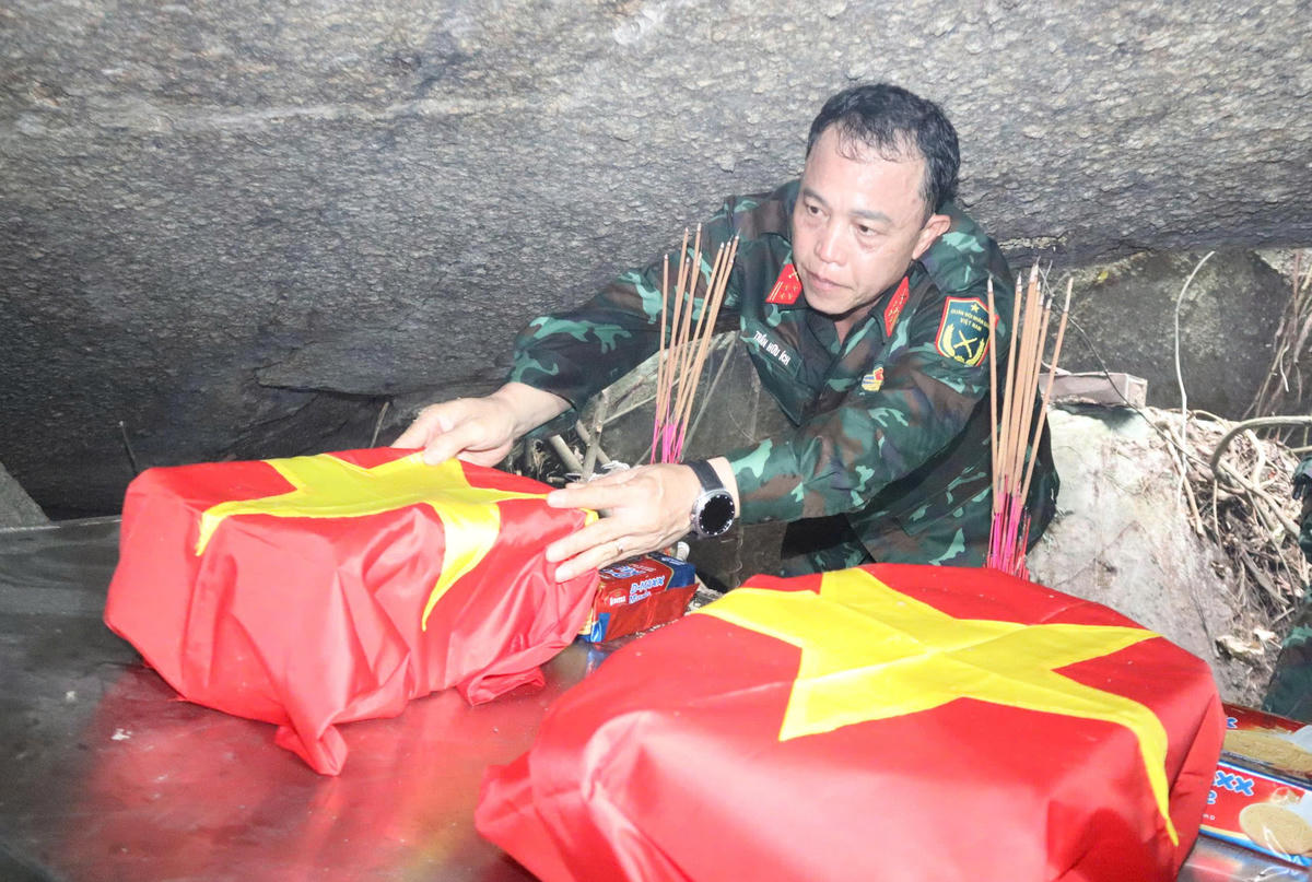 Đại tá Trần Hữu Ích, Chỉ huy trưởng Bộ Chỉ huy quân sự TP Đà Nẵng dâng hương các hài cốt liệt sĩ tại Hang Đá Sập. Ảnh: ĐC.