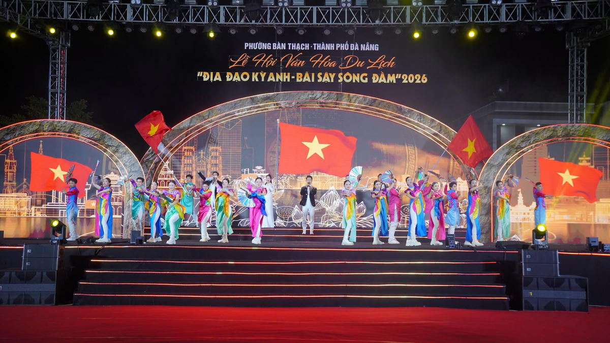 Một tiết mục văn nghệ lễ hội Địa đạo Kỳ Anh-Bãi sậy sông Đầm. Ảnh: BT.