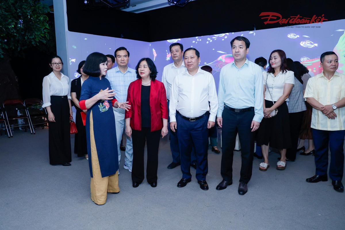 Chủ tịch Bùi Thị Minh Hoài và các đại biểu tham quan trải nghiệm triển lãm đa giác quan ‘Giao thời” của Bảo tàng Phụ nữ Việt Nam. Ảnh: Quang Vinh.