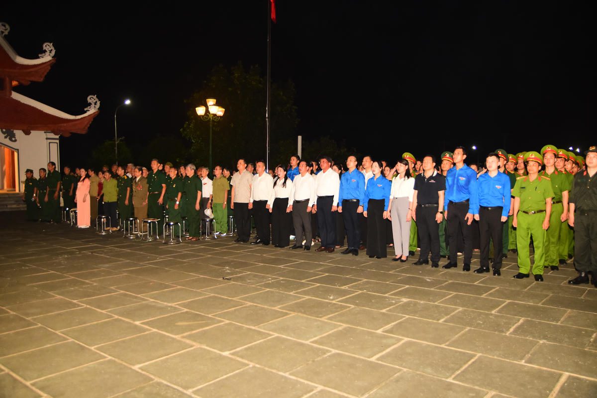 Lãnh đạo MTTQ, các tổ chức chính trị - xã hội, các lực lượng vũ trang, cựu chiến binh, thanh niên và người dân kính cẩn trước anh linh các Anh hùng liệt sĩ.