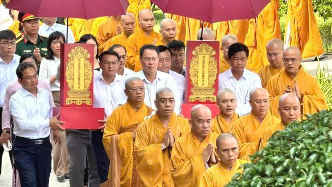 Chư tôn đức tăng ni cùng đại biểu thực hiện nghi thức cung thỉnh Linh vị Anh hùng liệt sĩ vào chánh điện Học viện Phật giáo Việt Nam tại TP Hồ Chí Minh. Ảnh: HH.