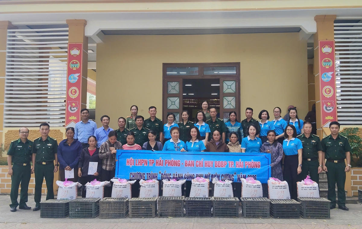 Đoàn công tác hỗ trợ mô hình sinh kế nuôi gà bản địa cho phụ nữ nghèo xã Kim Ngân. Ảnh: PN. 