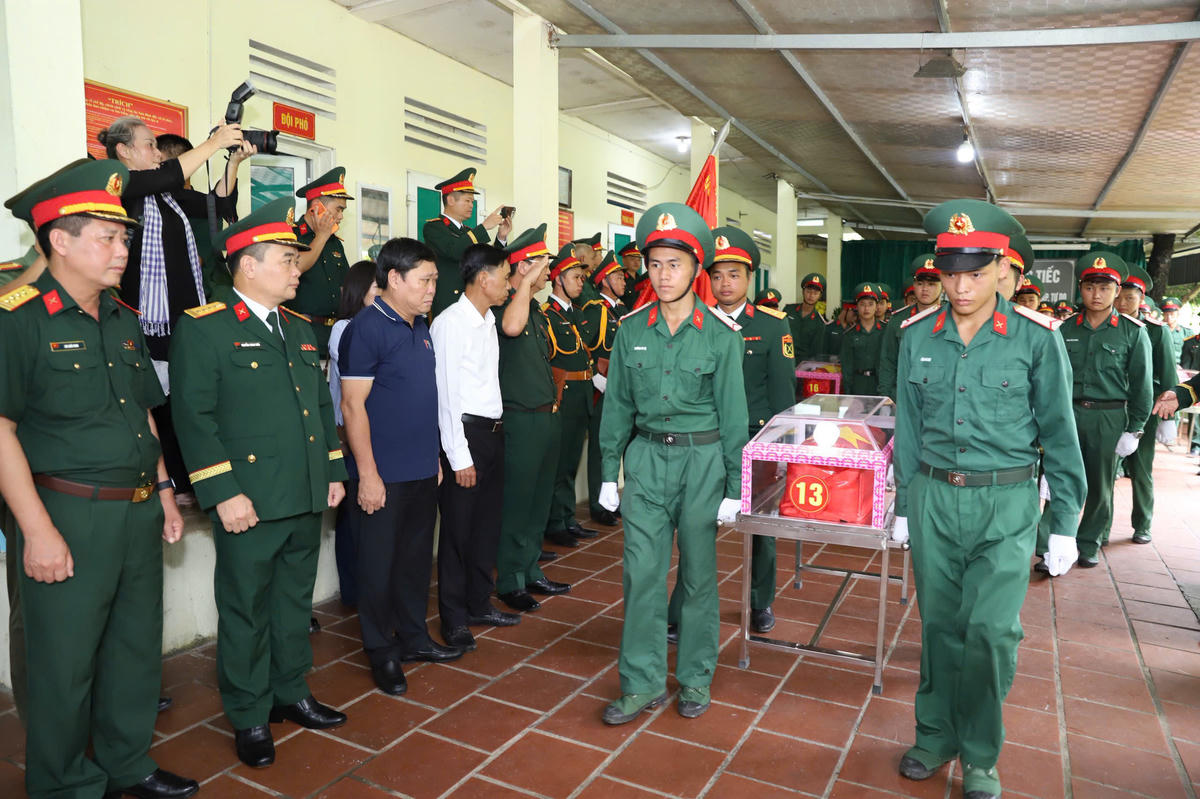 Cán bộ, chiến sĩ thực hiện nghi lễ di chuyển linh cữu các Anh hùng liệt sĩ trong không khí trang nghiêm, thành kính tại lễ di quan.