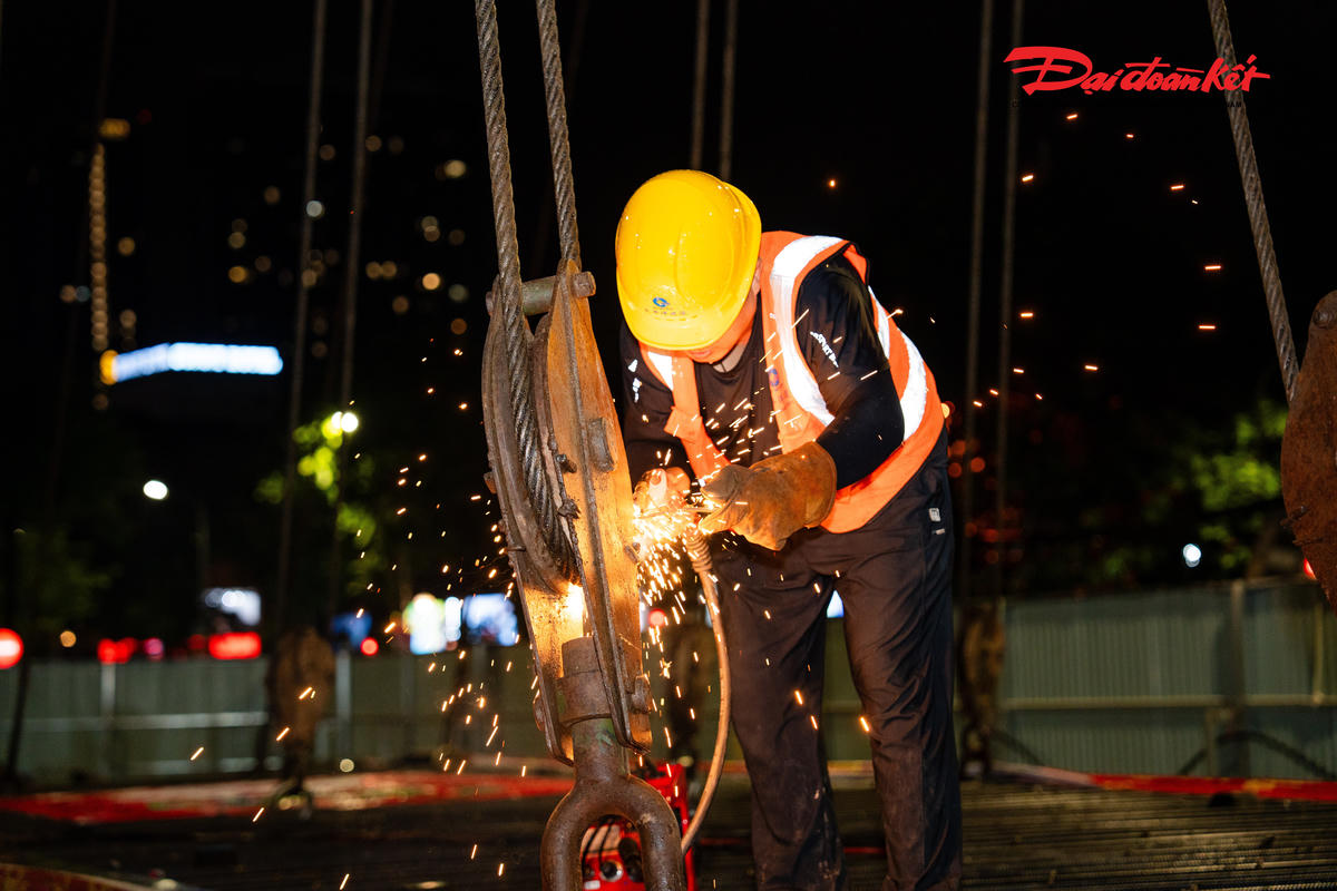 Toàn cảnh công trường thi công kết cấu ngầm đầu tiên của tuyến metro số 5 Văn Cao - Hòa Lạc