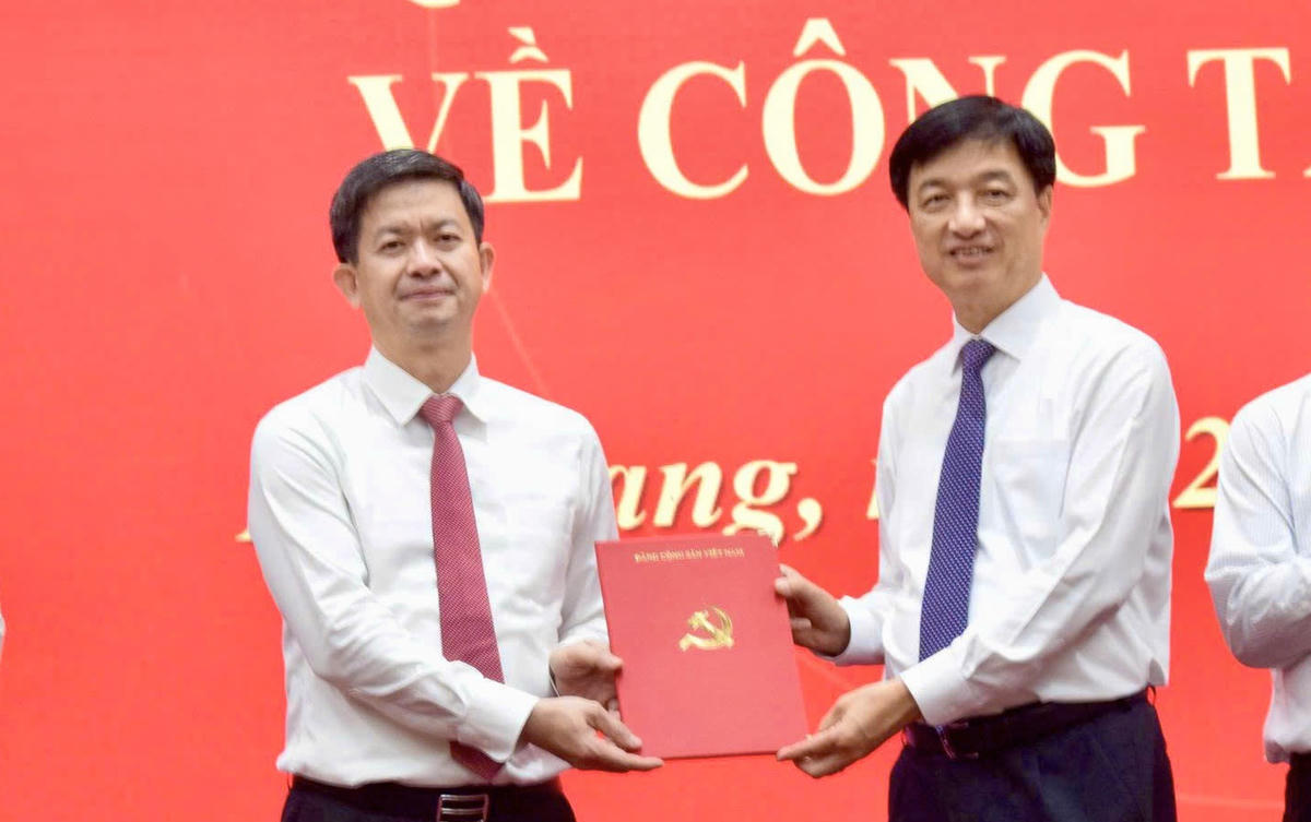 Ông Nguyễn Duy Ngọc - Ủy viên Bộ Chính trị, Bí thư Trung ương Đảng, Trưởng ban Tổ chức Trung ương trao quyết định cho ông Lê Quang Tùng. Ảnh: PT