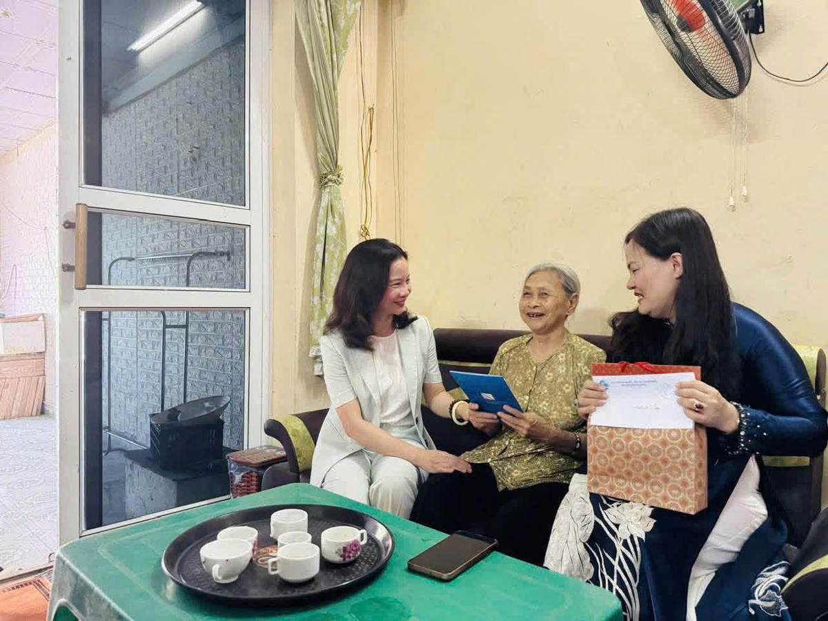 Chủ tịch Hội Liên hiệp Phụ nữ TP Hải Phòng Trần Thu Hương thăm hỏi, tặng quà cho các gia đình chính sách, người có công với cách mạng. Ảnh: PN. 