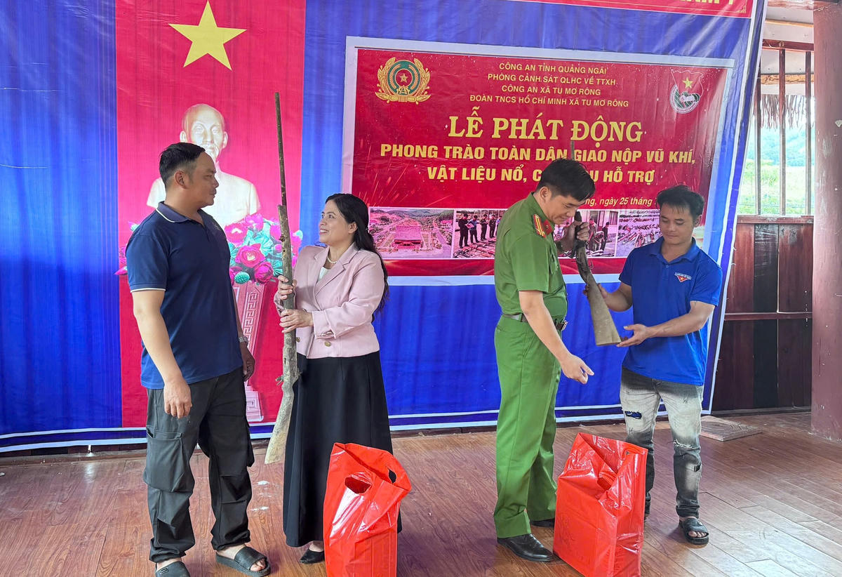 Người dân xã Tu Mơ Rông tự nguyện giao nộp súng tự chế. Ảnh: XĐ.