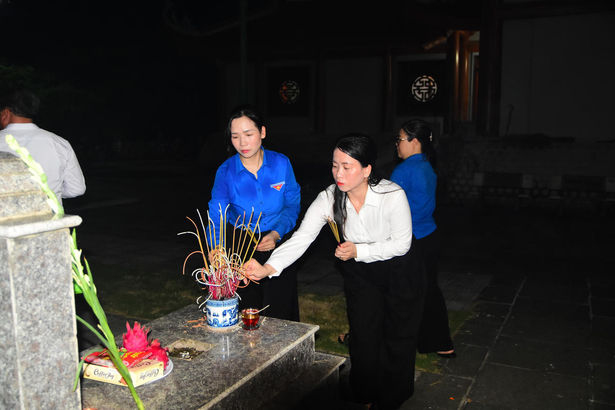 Lãnh đạo MTTQ, Tỉnh Đoàn thanh niên thắp hương trước mộ Anh hùng liệt sĩ.