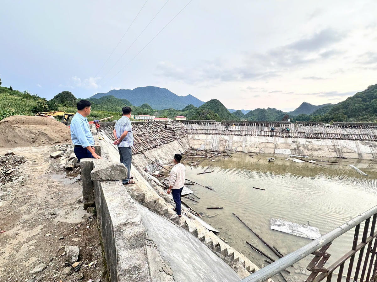 Với người dân Khâu Vai, hồ chứa nước sinh hoạt dung tích 7.000 m3 là tài sản, niềm hạnh phúc lớn của hàng trăm hộ gia đình sống trên vùng đá xám. Ảnh: xã Khâu Vai.